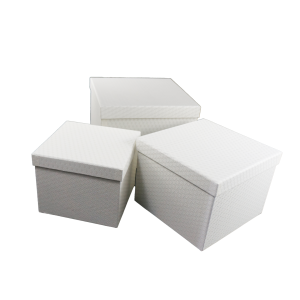 Zestaw trzech kremowych, kwadratowych flower boxów z pokrywkami o wymiarach 17x17, 20x20 oraz 23x23 cm wykonanych z papieru.