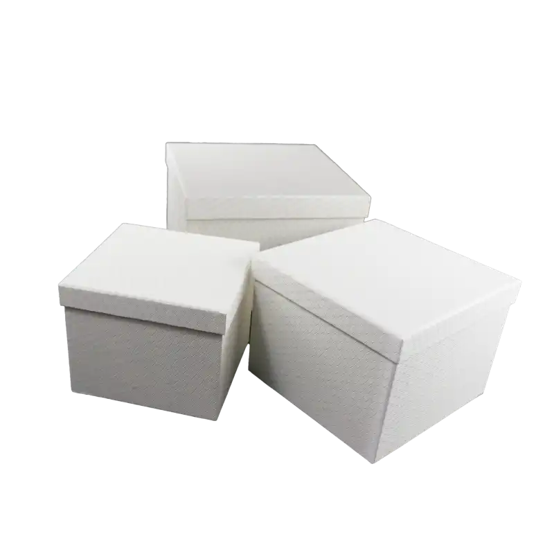 Zestaw trzech kremowych, kwadratowych flower boxów z pokrywkami o wymiarach 17x17, 20x20 oraz 23x23 cm wykonanych z papieru.