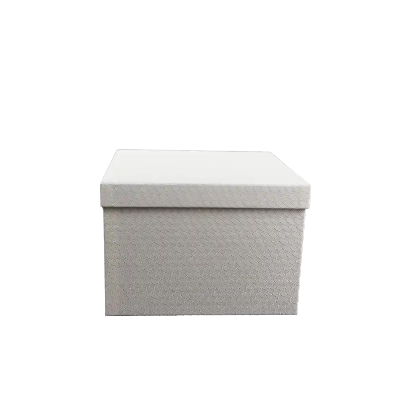 Pojedynczy kwadratowy flower box w kolorze kremowym z założoną pokrywką, prezentujący estetyczne wykończenie.