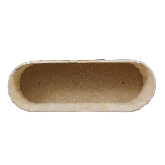 Pusta drewniana skrzynka o długości 41 cm i szerokości 14 cm. Owalna konstrukcja z widocznym wnętrzem, doskonała do organizacji drobiazgów lub tworzenia stroików.