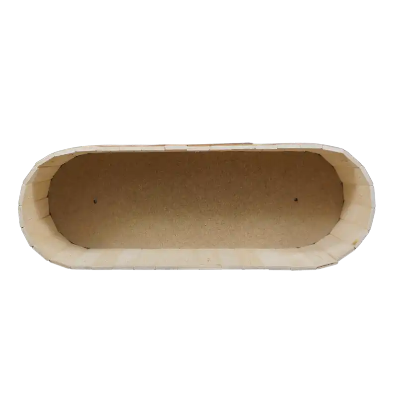 Pusta drewniana skrzynka o długości 41 cm i szerokości 14 cm. Owalna konstrukcja z widocznym wnętrzem, doskonała do organizacji drobiazgów lub tworzenia stroików.
