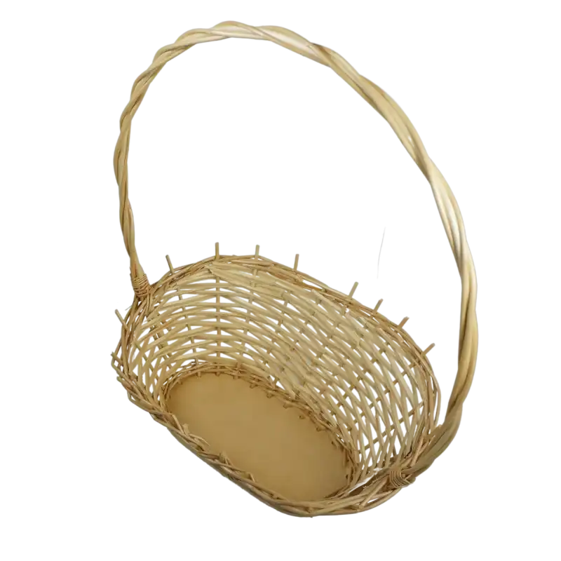 Widok z góry na kremowy kosz wiklinowy o podstawie 10x20 cm. Idealna baza do tworzenia kompozycji jako osłonki na kwiaty lub kosze i osłonki na kwiaty.