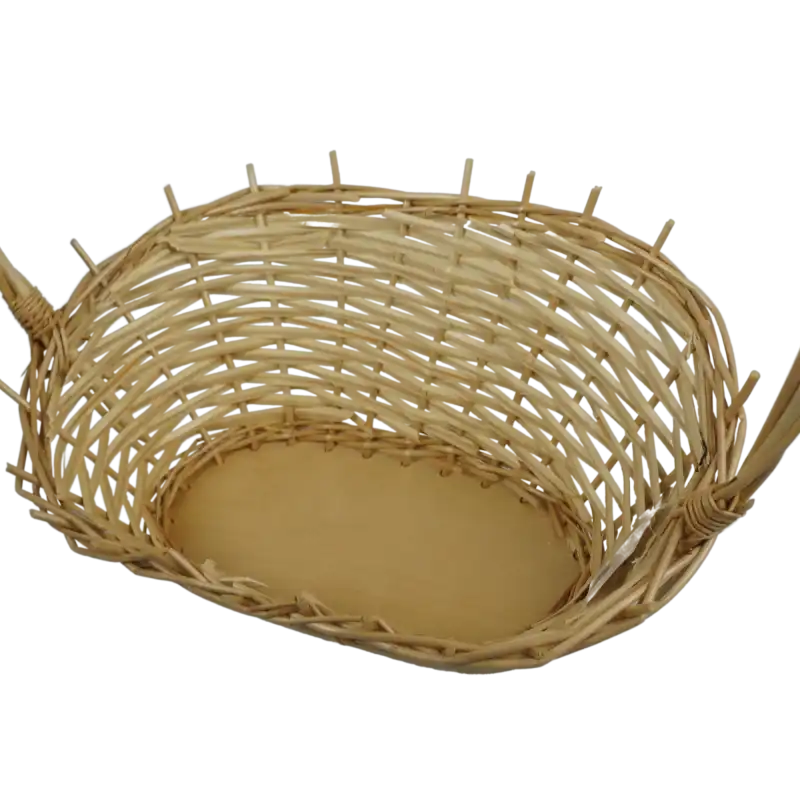 Zbliżenie na wnętrze naturalnego kosza wiklinowego z widocznym pełnym dnem. Praktyczny kosz prezentowy pasujący do aranżacji na podziękowanie dla rodziców.