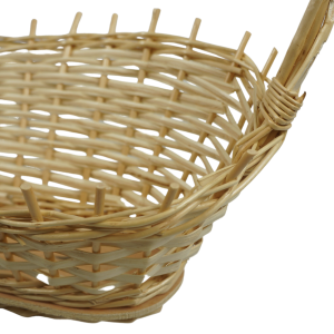 Zbliżenie na splot naturalnej wikliny w słomkowym kolorze. Widoczna struktura boku kosza oraz mocowanie pałąka, idealne do prezentacji precyzji wykonania.