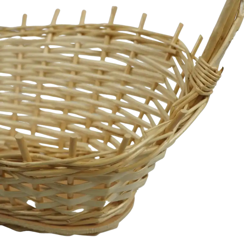 Zbliżenie na splot naturalnej wikliny w słomkowym kolorze. Widoczna struktura boku kosza oraz mocowanie pałąka, idealne do prezentacji precyzji wykonania.