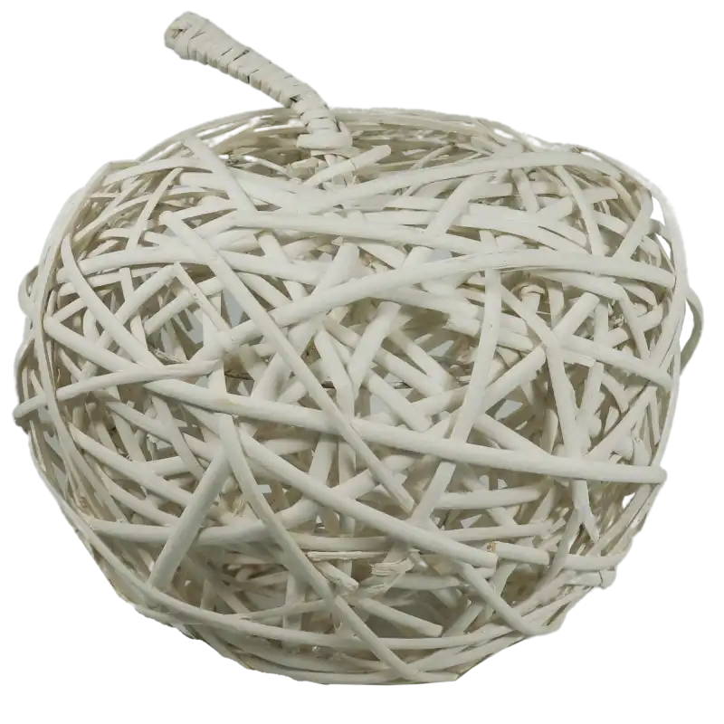 Białe wiklinowe jabłko dekoracyjne o średnicy 30 cm i wysokości 27 cm. Ażurowa ozdoba z widocznym ogonkiem o długości 10 cm, idealna jako samodzielny element wystroju lub baza kompozycji.