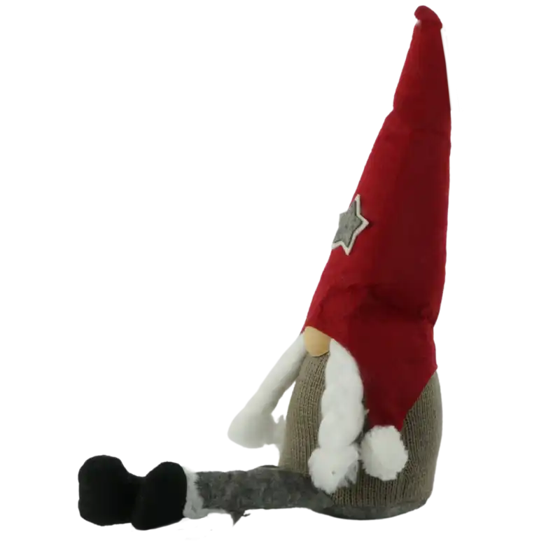 Profilowe ujęcie filcowego skrzata Antosi. Wyraźnie widoczne szare nogi, które swobodnie opadają, umożliwiając wygodne posadzenie figurki na regale lub parapecie.