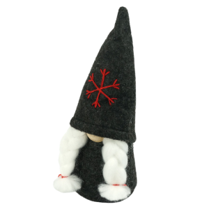 Figurka skrzata z filcu o wysokości 16 cm, ujęcie z profilu prezentujące szarą czapeczkę z wyhaftowanym czerwonym płatkiem śniegu.