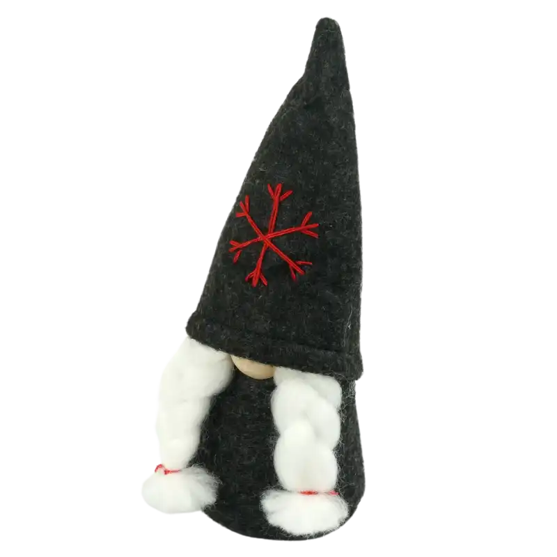 Figurka skrzata z filcu o wysokości 16 cm, ujęcie z profilu prezentujące szarą czapeczkę z wyhaftowanym czerwonym płatkiem śniegu.