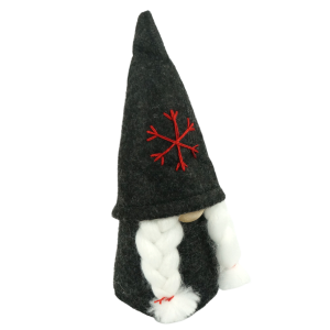 Filcowy skrzat 16 cm z białymi warkoczami, widok pod kątem eksponujący czapeczkę z czerwonym detalem w kształcie śnieżynki.