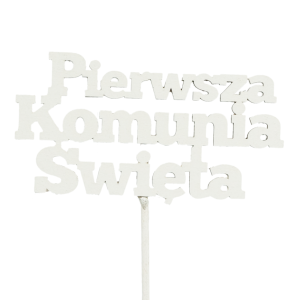 Zbliżenie na drewniany topper Pierwsza Komunia Święta o wysokości 34 cm. Biały napis na piku do dekoracji tortów i stroików komunijnych.