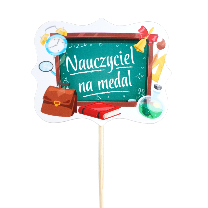 Topper Nauczyciel Na Medal o wysokości 28 cm z kolorowym nadrukiem na piku. Przedstawia tablicę szkolną i akcesoria, idealny do personalizacji bukietów i prezentów.
