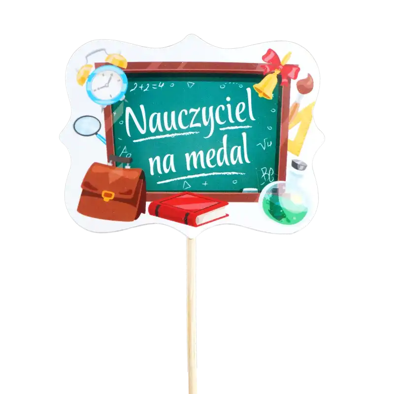 Topper Nauczyciel Na Medal o wysokości 28 cm z kolorowym nadrukiem na piku. Przedstawia tablicę szkolną i akcesoria, idealny do personalizacji bukietów i prezentów.