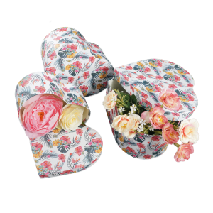 Kompozycja z użyciem flowerboxów z nadrukiem, wypełnionych sztucznymi kwiatami. Praktyczne artykuły dekoracyjne do aranżacji wnętrz.