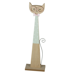 Drewniana figurka kota w okularach o wysokości 35 cm. Nowoczesna dekoracja z metalowym ogonem, kokardą i kropkowanym wzorem na tułowiu, umieszczona na stabilnej prostokątnej podstawie.