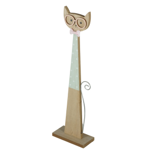 Minimalistyczna figurka kota 35 cm w nowoczesnym wydaniu. Detale obejmują drewniane okulary, kokardkę oraz metalowy ogon. Całość osadzona na podstawie zapewniającej stabilność na meblach.