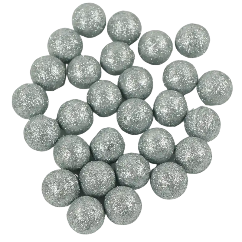 Zestaw 25 srebrnych, brokatowych kul ozdobnych o średnicy 2 cm. Lekkie kule styropianowe to idealne artykuły dekoracyjne do tworzenia własnych stroików.