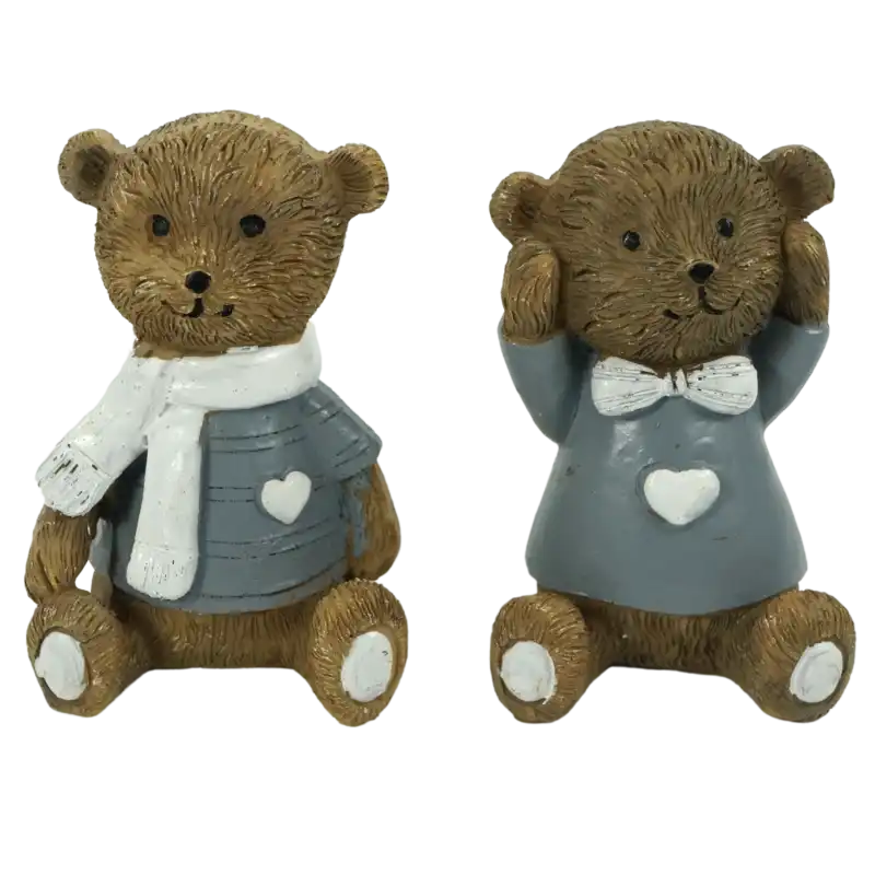 Dwie figurki niedźwiadki o wysokości 9 cm. Realistycznie wykonane ozdobne figurki w brązowych odcieniach, z szarymi ubrankami i białymi serduszkami, stanowiące komplet 2 sztuk.