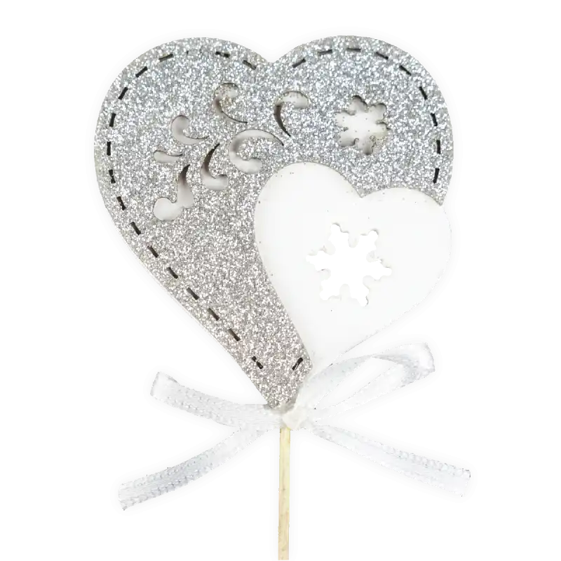 Zestaw 6 ozdób na piku w kształcie serca o wysokości 27 cm i szerokości 6 cm. Dekoracja bożonarodzeniowa z ażurowym motywem płatka śniegu, wykończona brokatem i białą wstążką, idealna do świątecznych stroików.