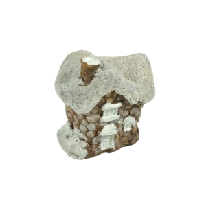 Zbliżenie na jeden domek dekoracyjny z brokatową warstwą na dachu, widoczna faktura ścian i małe okna.