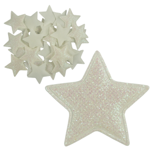 Zestaw 30 sztuk miękkich tekstylnych gwiazdek dekoracyjnych o wymiarach 5,5x5,5 cm w kolorze białym z brokatowym wykończeniem.