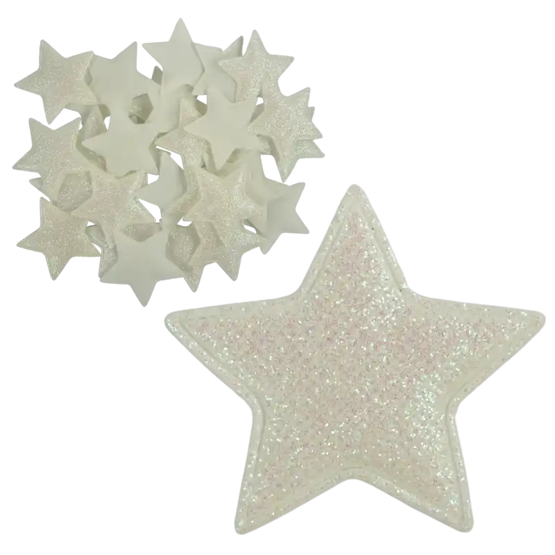 Zestaw 30 sztuk miękkich tekstylnych gwiazdek dekoracyjnych o wymiarach 5,5x5,5 cm w kolorze białym z brokatowym wykończeniem.