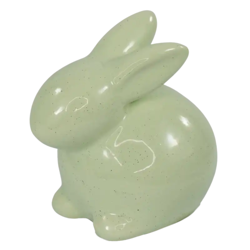 Zbliżenie na zająca ceramicznego o wysokości 9 cm. Ozdoba w subtelnym kolorze o nowoczesnej formie, wykonana z dbałością o detale.