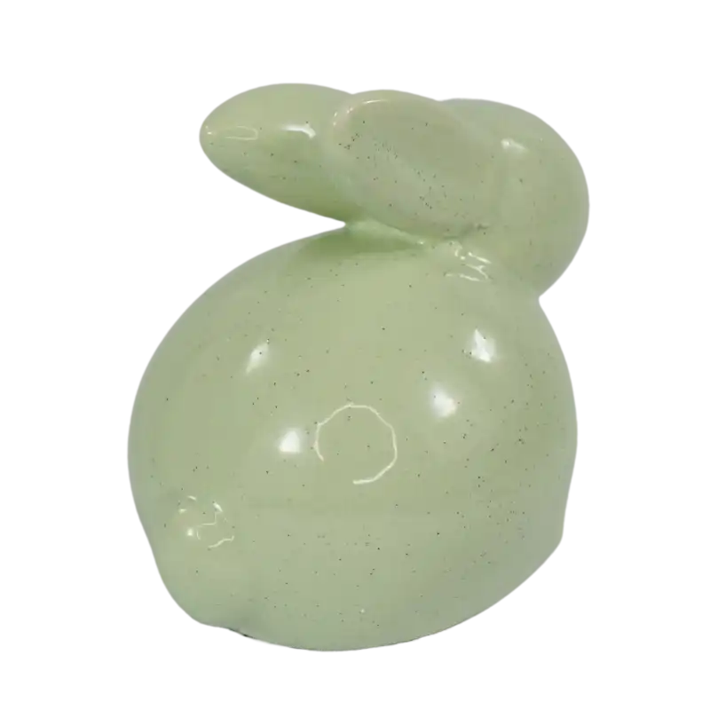 Widok z tyłu na zająca ceramicznego 9 cm. Estetyczne wykonanie z dbałością o szczegóły sprawia, że dekoracja prezentuje się atrakcyjnie z każdej strony.