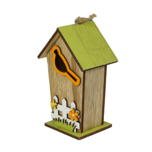 Domek drewniany 16 cm ustawiony pod kątem. Dobrze widoczna stabilna podstawa, która umożliwia wykorzystanie zawieszki również jako figurki stojącej w dowolnym miejscu w domu.