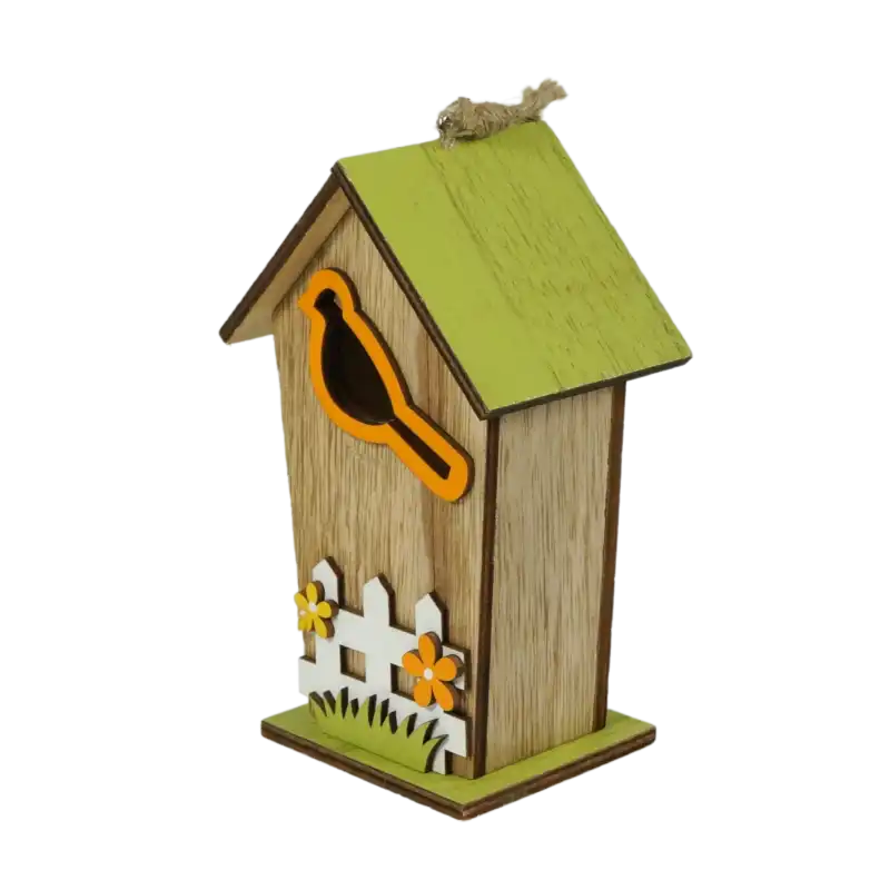 Domek drewniany 16 cm ustawiony pod kątem. Dobrze widoczna stabilna podstawa, która umożliwia wykorzystanie zawieszki również jako figurki stojącej w dowolnym miejscu w domu.