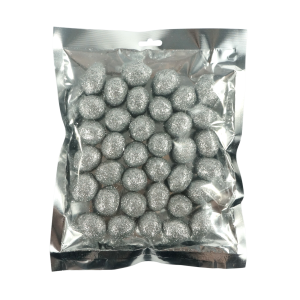 Zestaw 36 sztuk srebrnych kulek brokatowych zapakowanych w foliowe opakowanie. Łatwe do przechowywania artykuły dekoracyjne o wymiarach 3x2 cm.