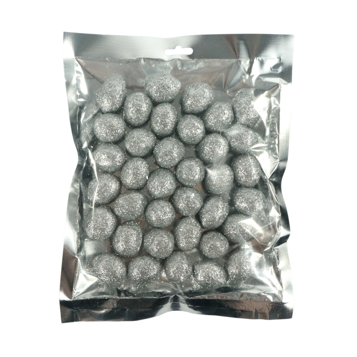Zestaw 36 sztuk srebrnych kulek brokatowych zapakowanych w foliowe opakowanie. Łatwe do przechowywania artykuły dekoracyjne o wymiarach 3x2 cm.