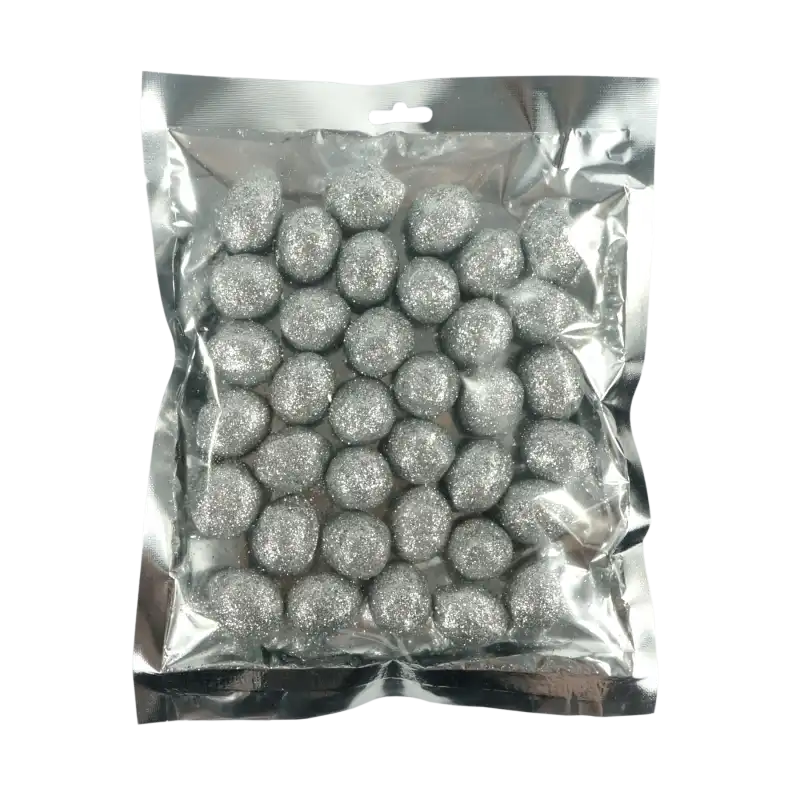 Zestaw 36 sztuk srebrnych kulek brokatowych zapakowanych w foliowe opakowanie. Łatwe do przechowywania artykuły dekoracyjne o wymiarach 3x2 cm.