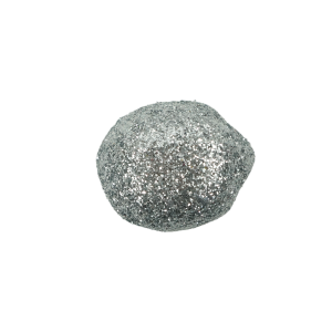 Zbliżenie na jedną srebrną kulkę ozdobną z brokatem. Element o wymiarach 3x2 cm, który sprawdzi się w każdej kompozycji świątecznej.