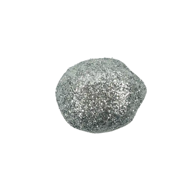 Zbliżenie na jedną srebrną kulkę ozdobną z brokatem. Element o wymiarach 3x2 cm, który sprawdzi się w każdej kompozycji świątecznej.