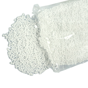 Wysypany z foliowego opakowania biały sztuczny śnieg w formie małych kuleczek o wadze 25 g. Doskonały element do zimowych artykułów dekoracyjnych i stroików.