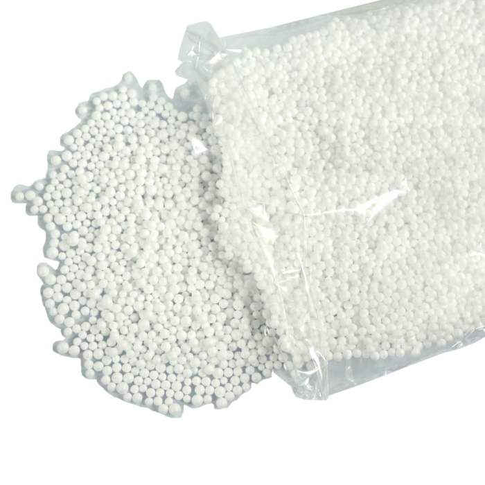 Wysypany z foliowego opakowania biały sztuczny śnieg w formie małych kuleczek o wadze 25 g. Doskonały element do zimowych artykułów dekoracyjnych i stroików.