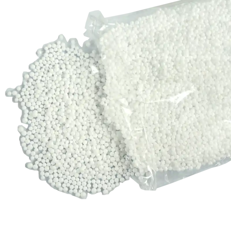 Wysypany z foliowego opakowania biały sztuczny śnieg w formie małych kuleczek o wadze 25 g. Doskonały element do zimowych artykułów dekoracyjnych i stroików.