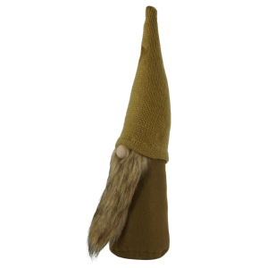 Widok z boku na figurkę krasnala w odcieniach brązu. Wyraźnie widać fakturę dzianinowej czapki oraz miękką brodę maskotki o wysokości 35 cm.