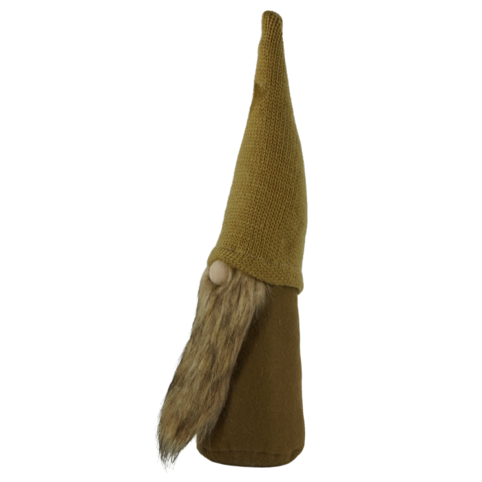 Widok z boku na figurkę krasnala w odcieniach brązu. Wyraźnie widać fakturę dzianinowej czapki oraz miękką brodę maskotki o wysokości 35 cm.