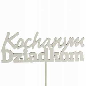 Drewniany topper Kochanym Dziadkom o całkowitej długości 33 cm. Napis o wymiarach 11,5 x 4,5 cm umieszczony na patyczku, idealny do dekoracji prezentów i kwiatów.