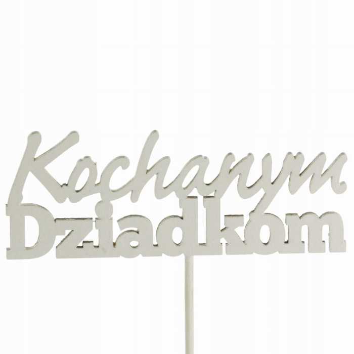 Drewniany topper Kochanym Dziadkom o całkowitej długości 33 cm. Napis o wymiarach 11,5 x 4,5 cm umieszczony na patyczku, idealny do dekoracji prezentów i kwiatów.