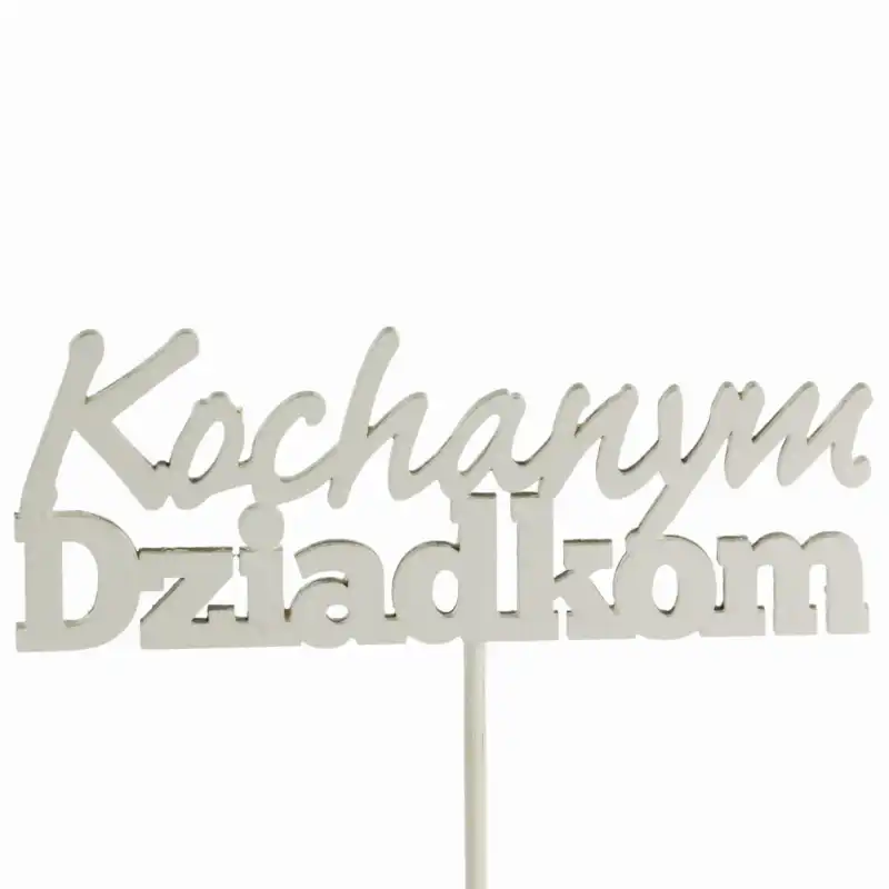 Drewniany topper Kochanym Dziadkom o całkowitej długości 33 cm. Napis o wymiarach 11,5 x 4,5 cm umieszczony na patyczku, idealny do dekoracji prezentów i kwiatów.