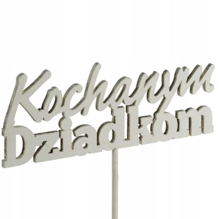 Zbliżenie na drewniany napis Kochanym Dziadkom widoczny pod kątem. Patyczek o długości 28 cm pozwala na łatwe umieszczenie dekoracji w doniczce lub bukiecie.