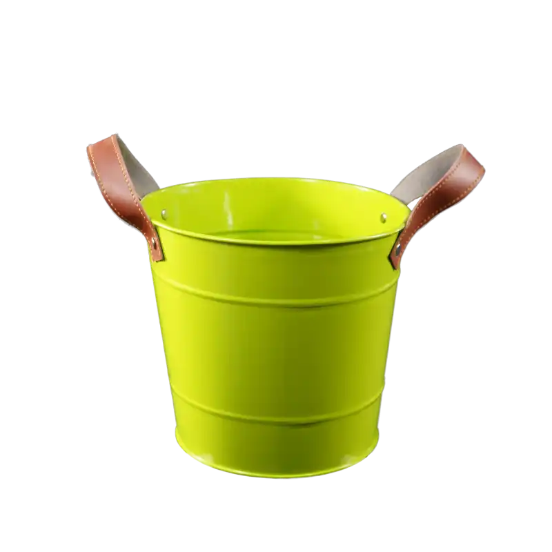 Zielona metalowa osłonka na kwiaty w kształcie wiaderka o wysokości 16 cm. Posiada dwa brązowe uchwyty wykonane z ekoskóry. Uniwersalna dekoracja pasująca do roślin i ziół.