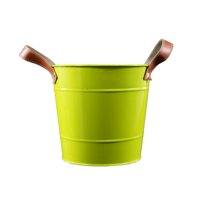 Pusta zielona osłonka z metalu z wyraźnie wyeksponowanymi uchwytami z ekoskóry. Produkt w kształcie wiaderka o wysokości 16 cm, idealny do aranżacji roślinnych.