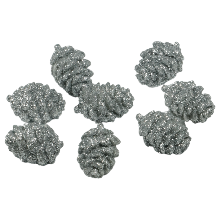 Komplet 8 srebrnych szyszek dekoracyjnych o wymiarach 3x2 cm. Elementy pokryte mieniącym się brokatem posiadają płaską stronę, co ułatwia ich stabilne ułożenie w kompozycjach.