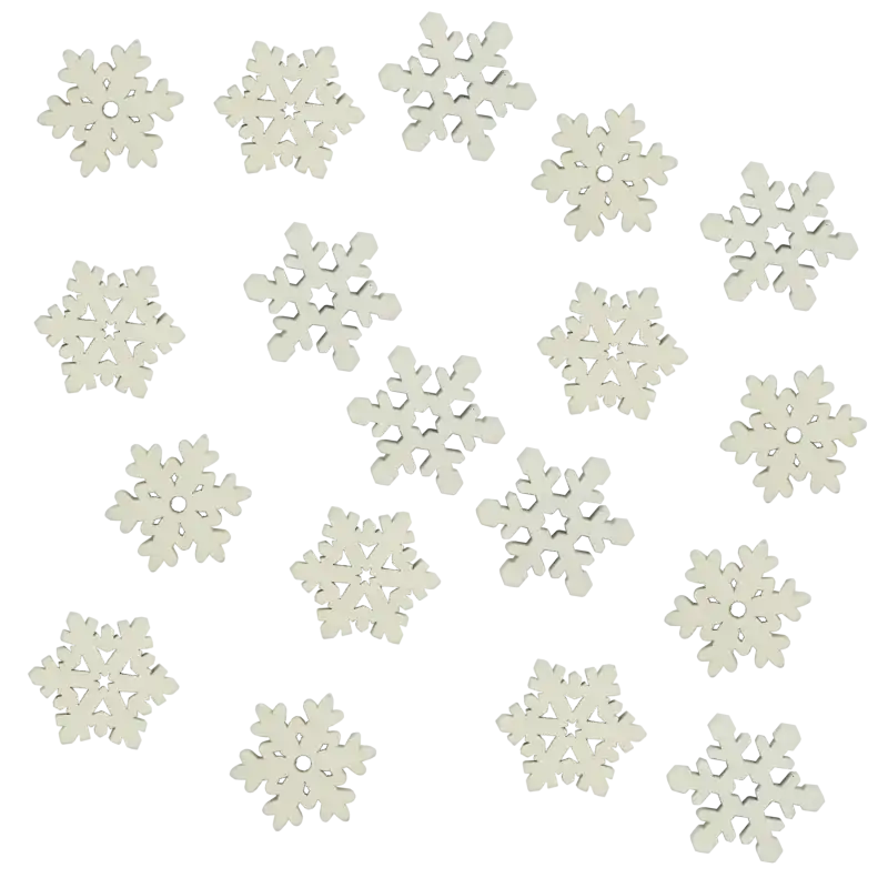 Komplet 18 białych drewnianych śnieżynek o wymiarach 3x3 cm. Lekkie elementy dekoracyjne idealne na Boże Narodzenie do ozdabiania stroików, prezentów oraz tworzenia wiszących kompozycji artystycznych.