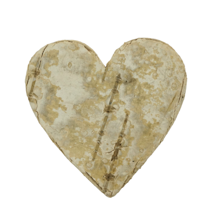 Pojedyncze serce z kory brzozy o wymiarach 4x4 cm. Naturalna tekstura kory tworzy unikalny rustykalny akcent w każdej kompozycji.