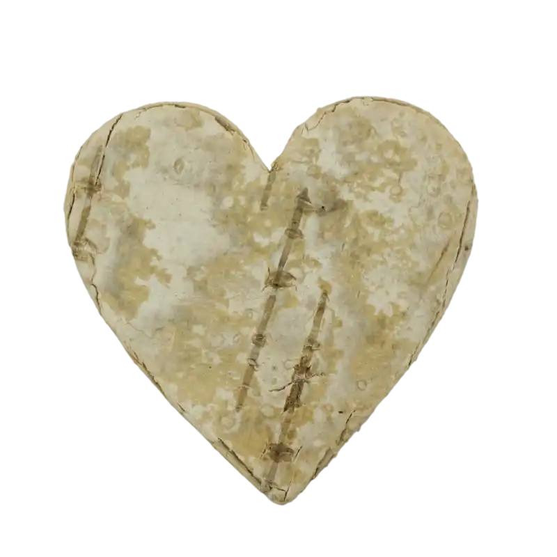 Pojedyncze serce z kory brzozy o wymiarach 4x4 cm. Naturalna tekstura kory tworzy unikalny rustykalny akcent w każdej kompozycji.